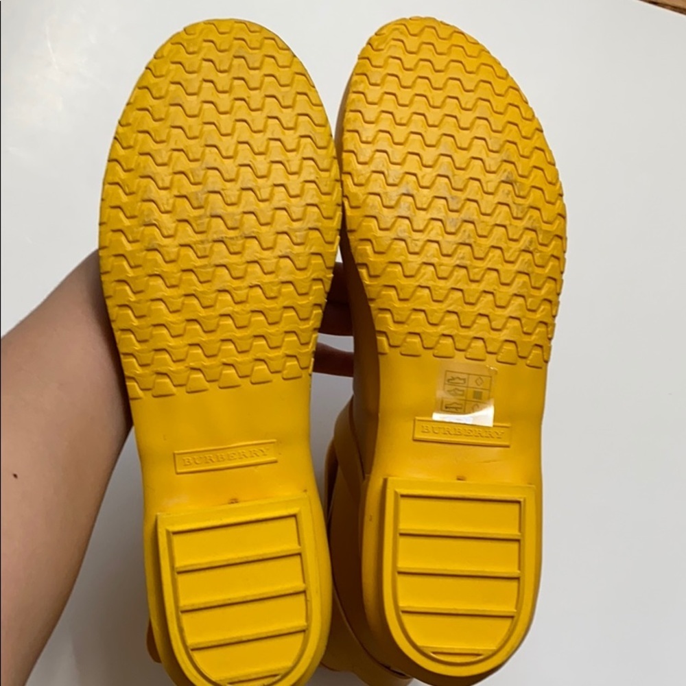 HP 🎉Burberry yellow mid buckle rain boot size: 10 - Picture 11 of 16